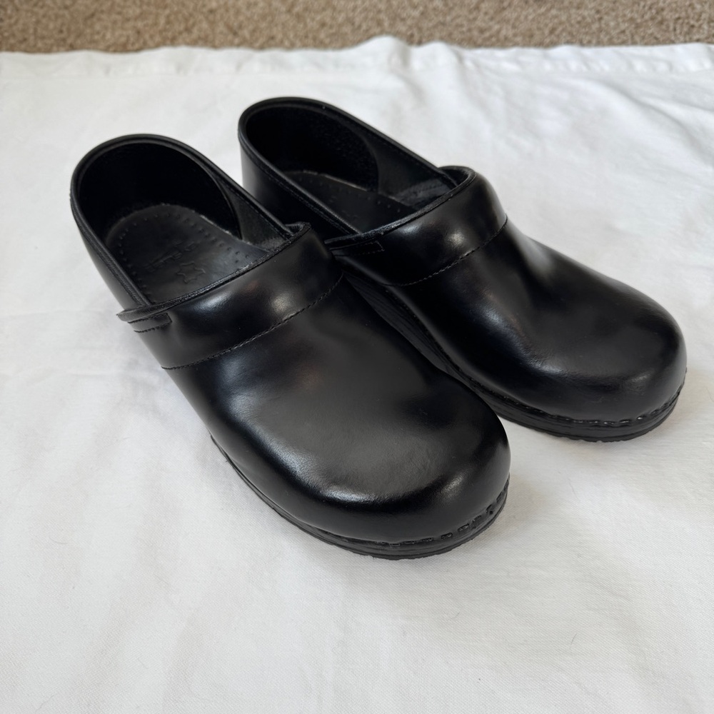 Dansko Professional black cabrio leather clogs, unisex size 43
